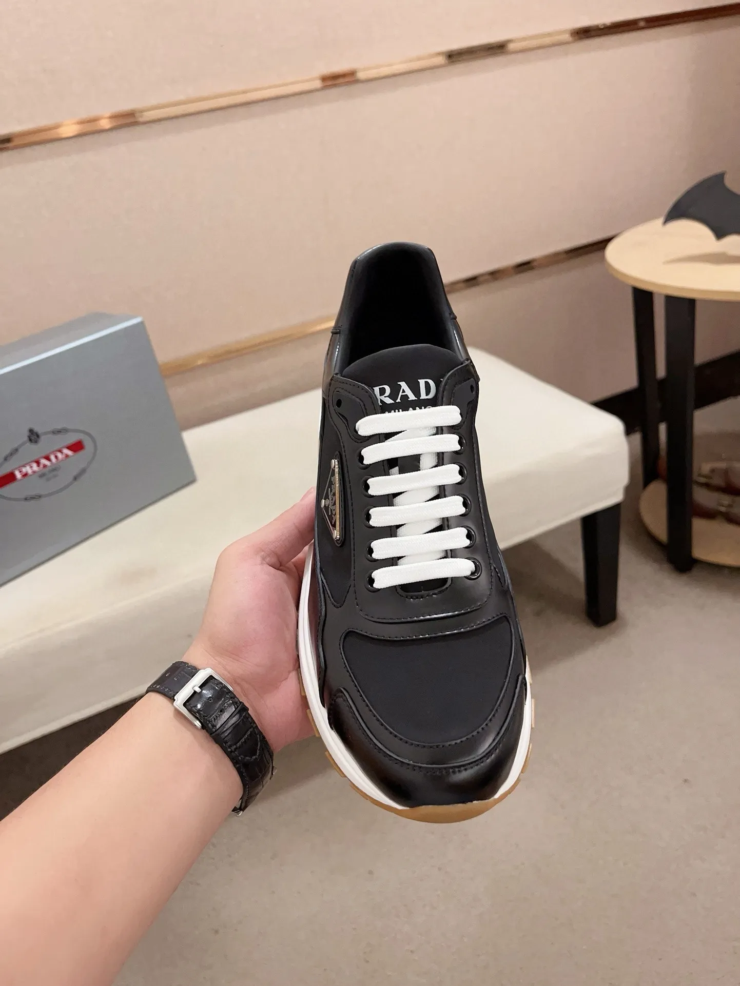Men's Men's Shoes 💰 580💰 ✔️✔️✔️High-quality new PRADA (Prada) counters are launched simultaneously. The new men's shoes and 😘fabric are made of selected first-layer cowhide and technological glue-spraying technology. Lining: Full cowhide lining. 👍🏿High-end☄️Open-molded non-slip rubber outsole, exquisite lines, simple and elegant, comfortable and high-end for leisure travel. Code number: 38 to 44 (can be customized to 45, non-refundable!
